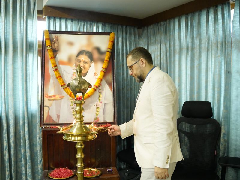 Martin Fárek zapaluje rituální lampu