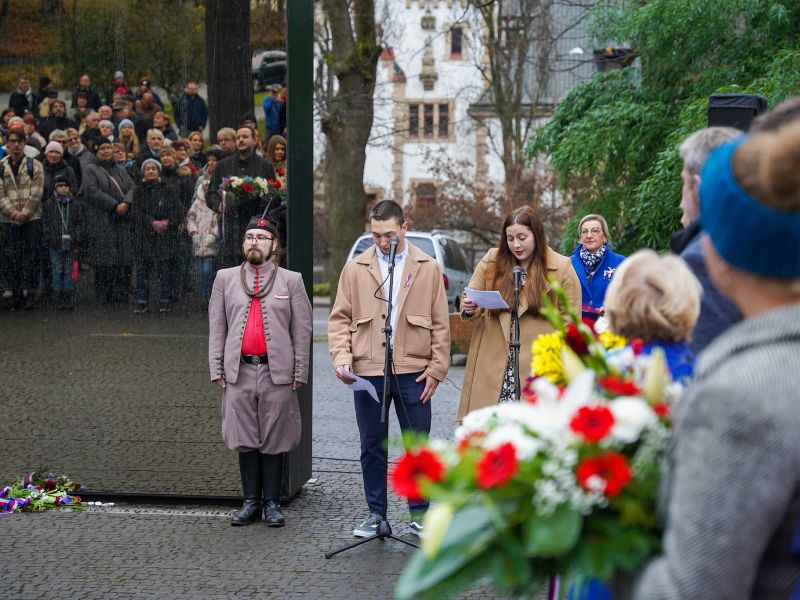 Uctění památky událostí 17. listopadu, Valentina Kúrová a Tadeáš Kiesl