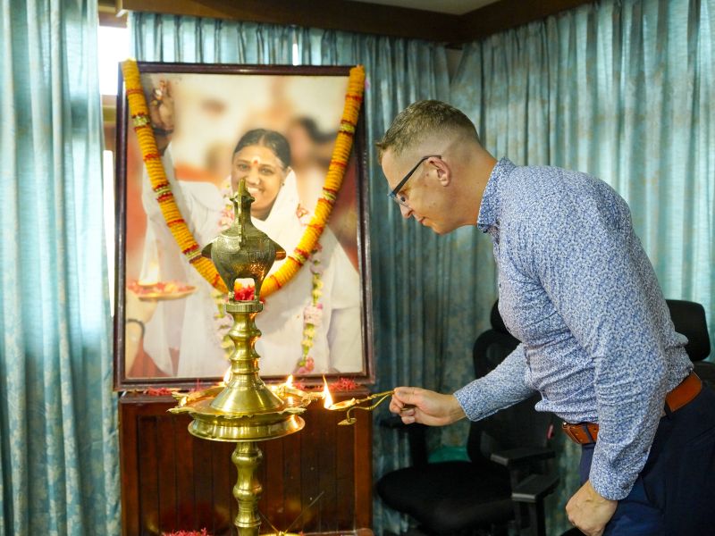 Rektor Aleš Kocourek zapaluje rituální lampu