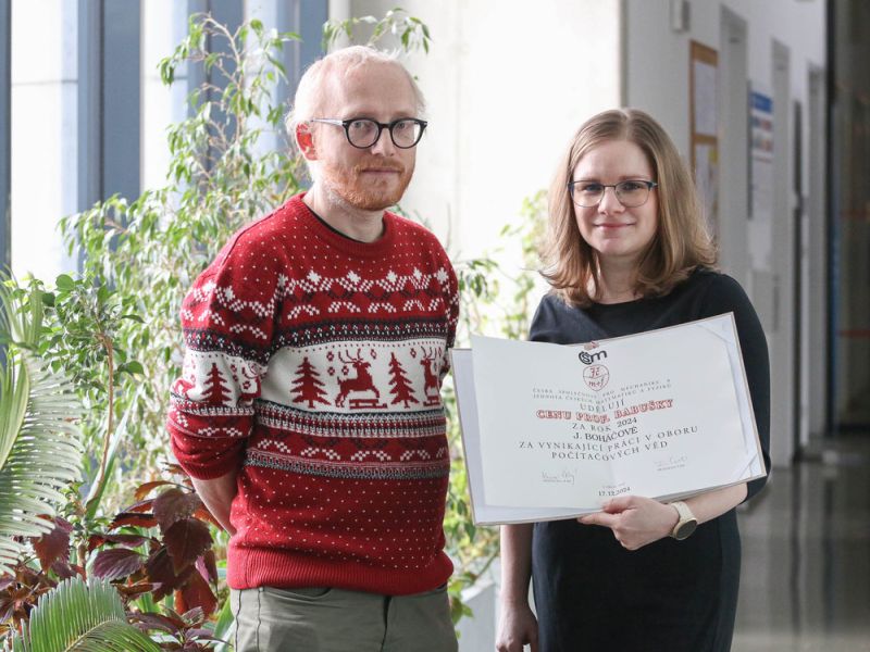 Jana Boháčová s oceněním a se svým školitelem Martinem Plešingerem